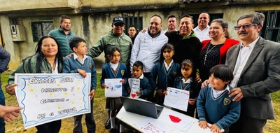 Foto del ministro TIC con docentes y estudiantes de Boyaca