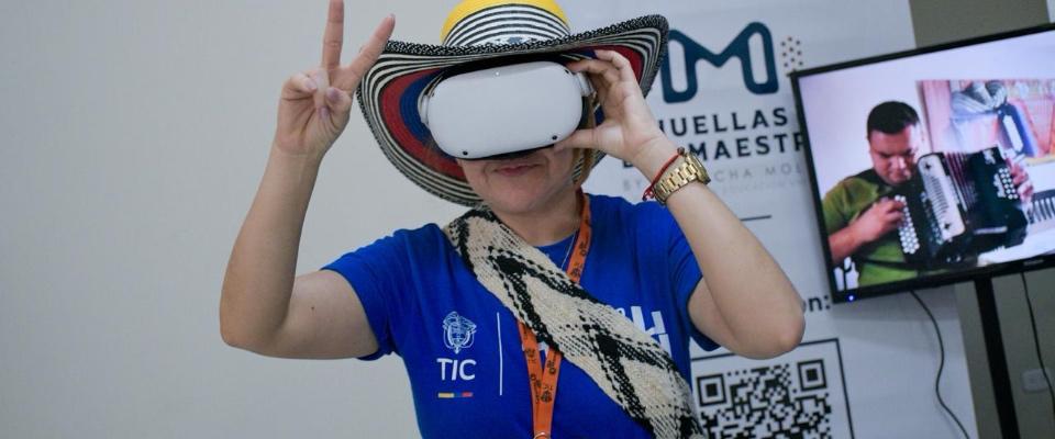 Foto de una persona con un visor de realidad virtual