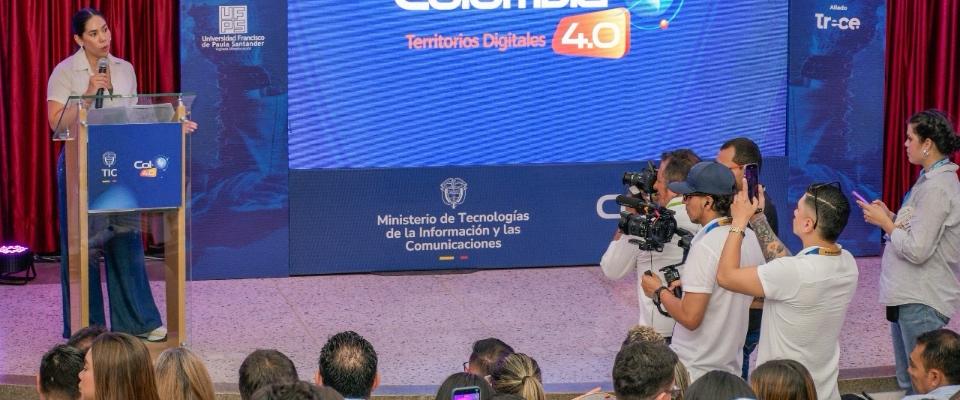 Foto de la ministra TIC en presentación en Col40