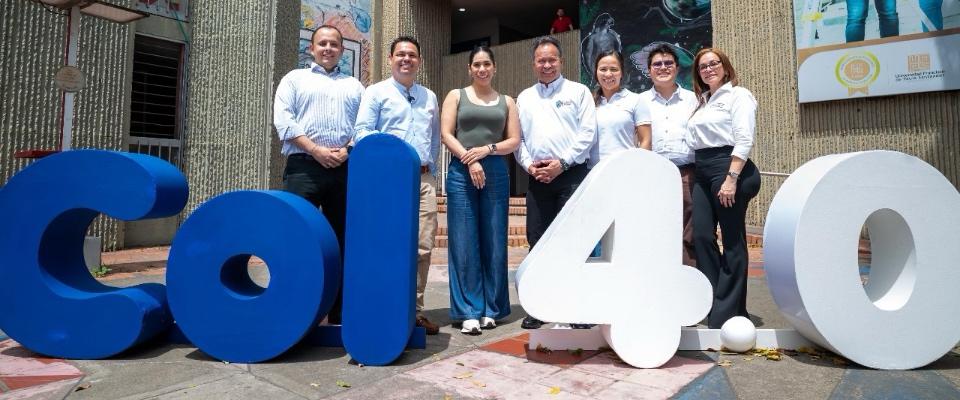 Foto de ministra TIC y asistentes al Col40