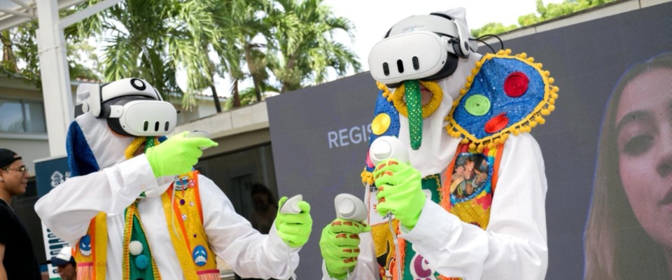 Foto de personas disfrazadas de marimondas usando gafas de realidad virtual