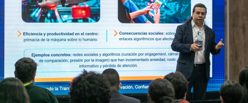 Foto de l viceministro (e) de Transformación Digital en presnetación