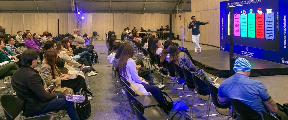 Foto de asistentes a la charla de TikTok