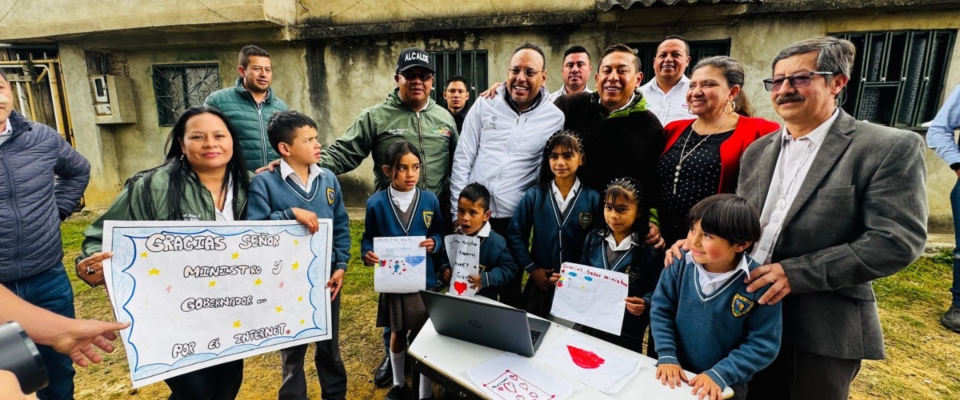 Foto del ministro TIC con docentes y estudiantes de Boyaca